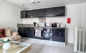 Beautiful 2 Bed House, Central Spot With Free Parking